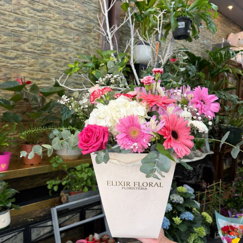Cesta de Flores "Dulzura en Rosa"